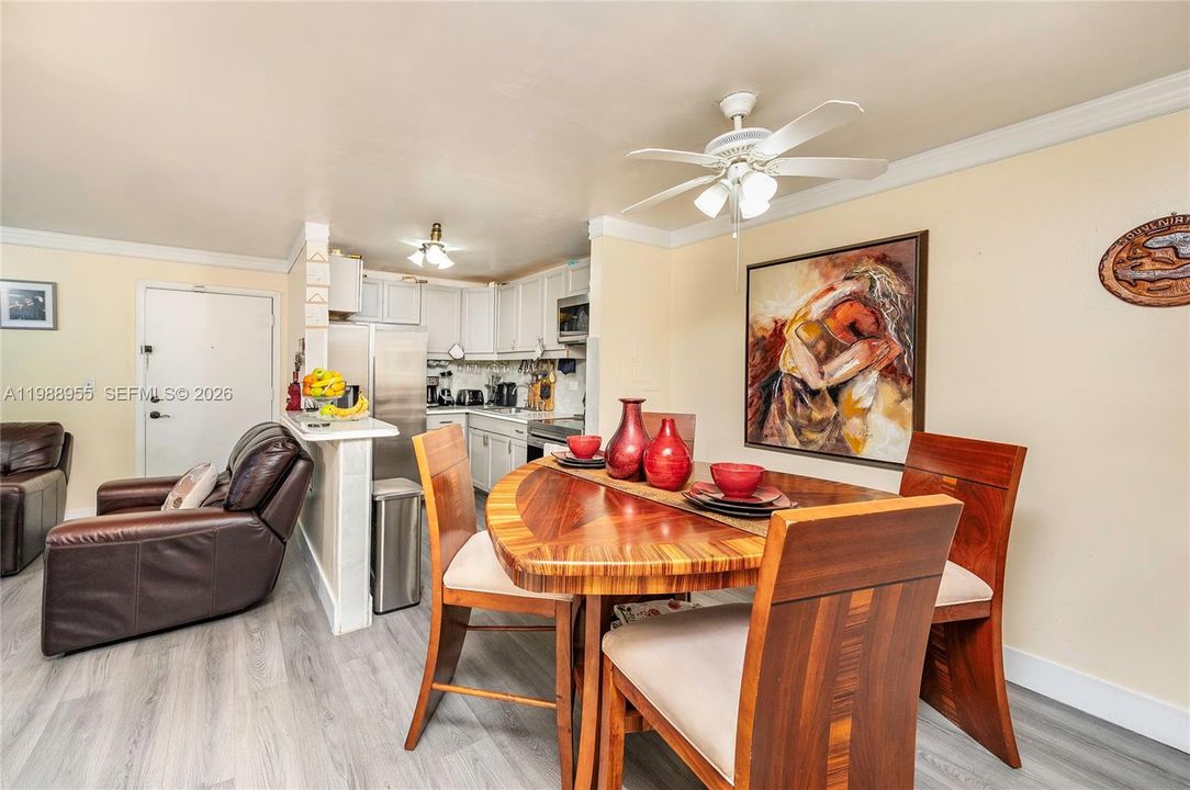 For Sale: $250,000 (2 beds, 2 baths, 870 Square Feet)