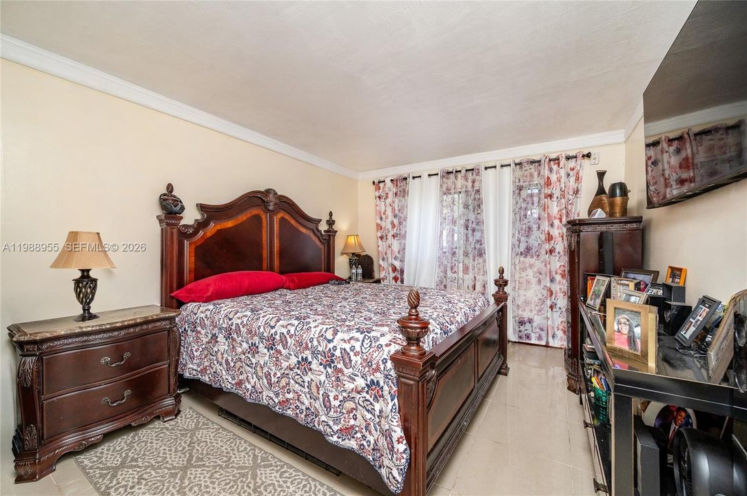 For Sale: $250,000 (2 beds, 2 baths, 870 Square Feet)