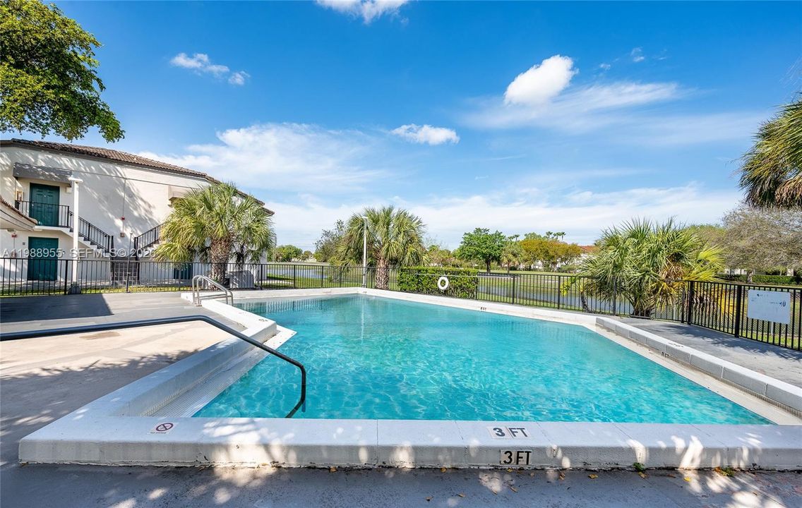 For Sale: $250,000 (2 beds, 2 baths, 870 Square Feet)