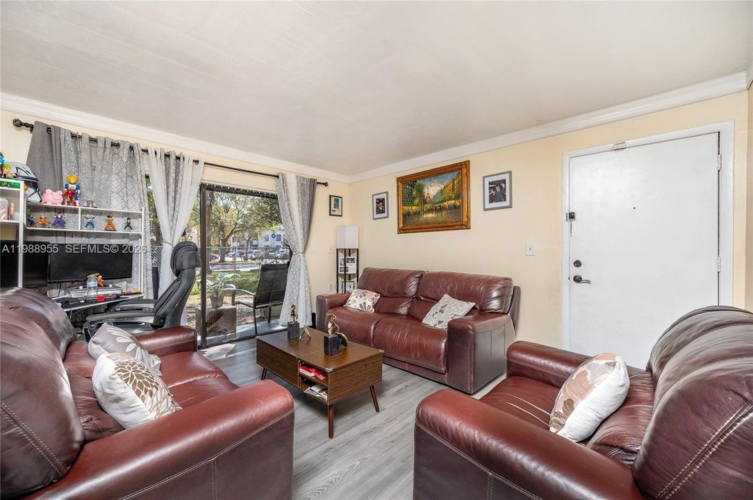 For Sale: $250,000 (2 beds, 2 baths, 870 Square Feet)