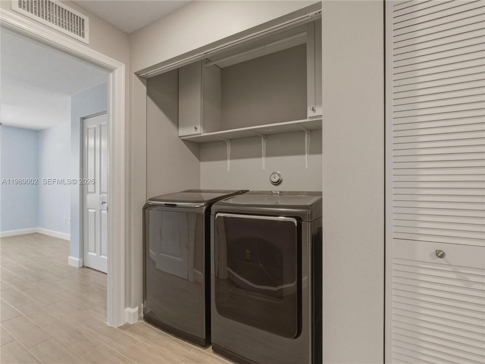 Под контрактом: $429,999 (3 спален, 2 ванн, 1609 Квадратных фут)