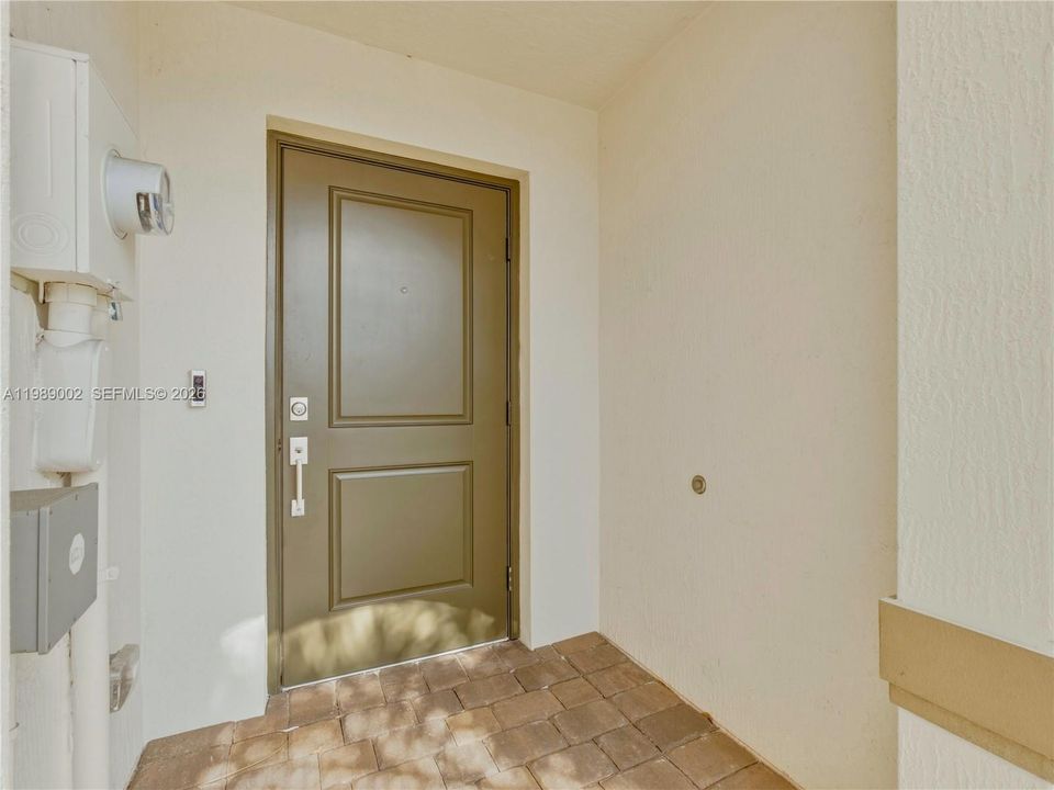 Под контрактом: $429,999 (3 спален, 2 ванн, 1609 Квадратных фут)