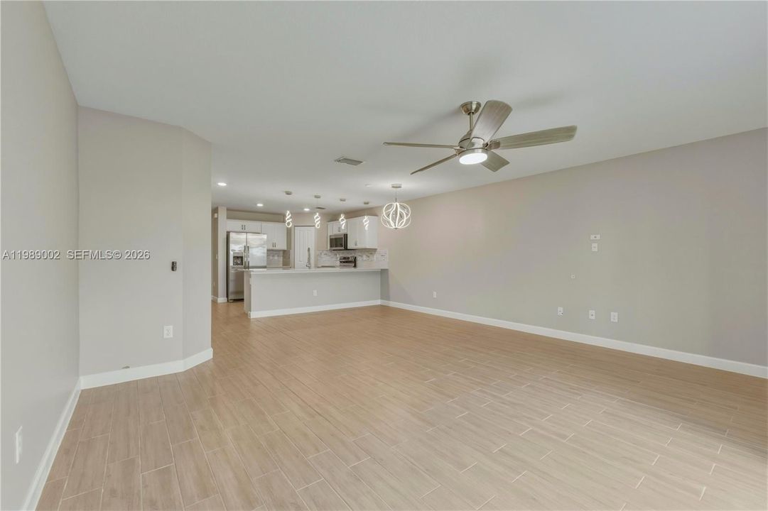 Под контрактом: $429,999 (3 спален, 2 ванн, 1609 Квадратных фут)