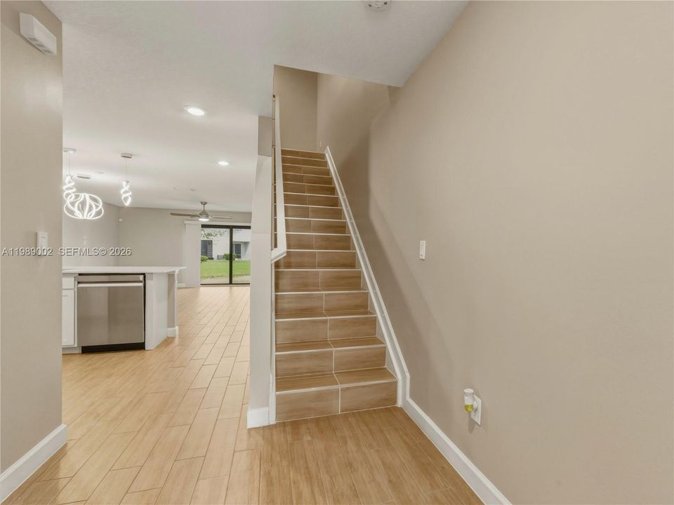 Под контрактом: $429,999 (3 спален, 2 ванн, 1609 Квадратных фут)