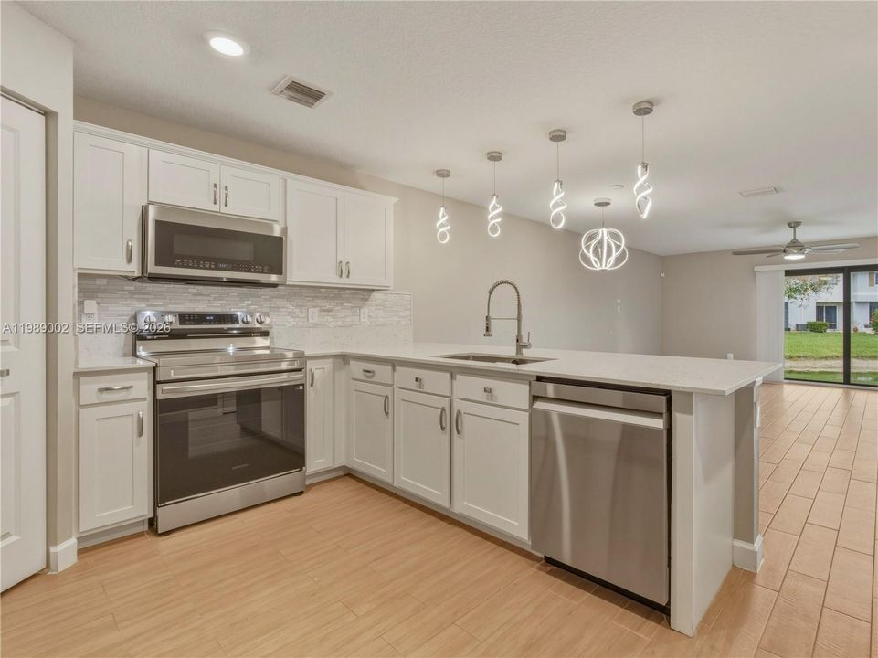 Под контрактом: $429,999 (3 спален, 2 ванн, 1609 Квадратных фут)