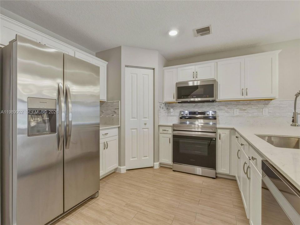 Под контрактом: $429,999 (3 спален, 2 ванн, 1609 Квадратных фут)