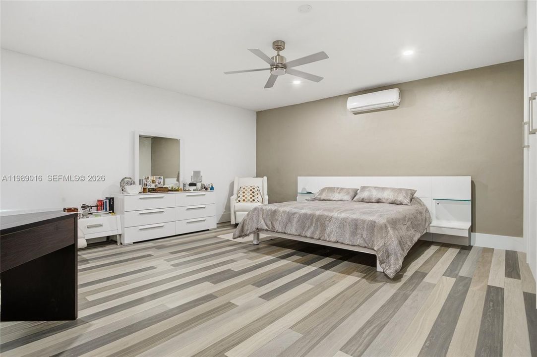 Activo con contrato: $865,000 (3 camas, 2 baños, 1807 Pies cuadrados)