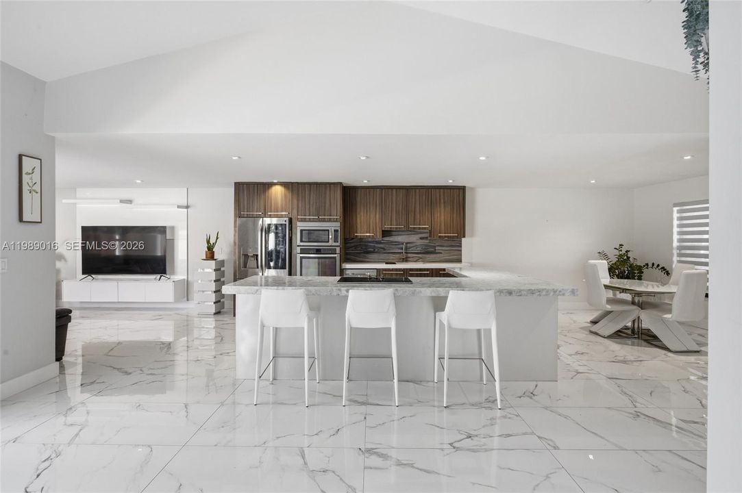 Activo con contrato: $865,000 (3 camas, 2 baños, 1807 Pies cuadrados)