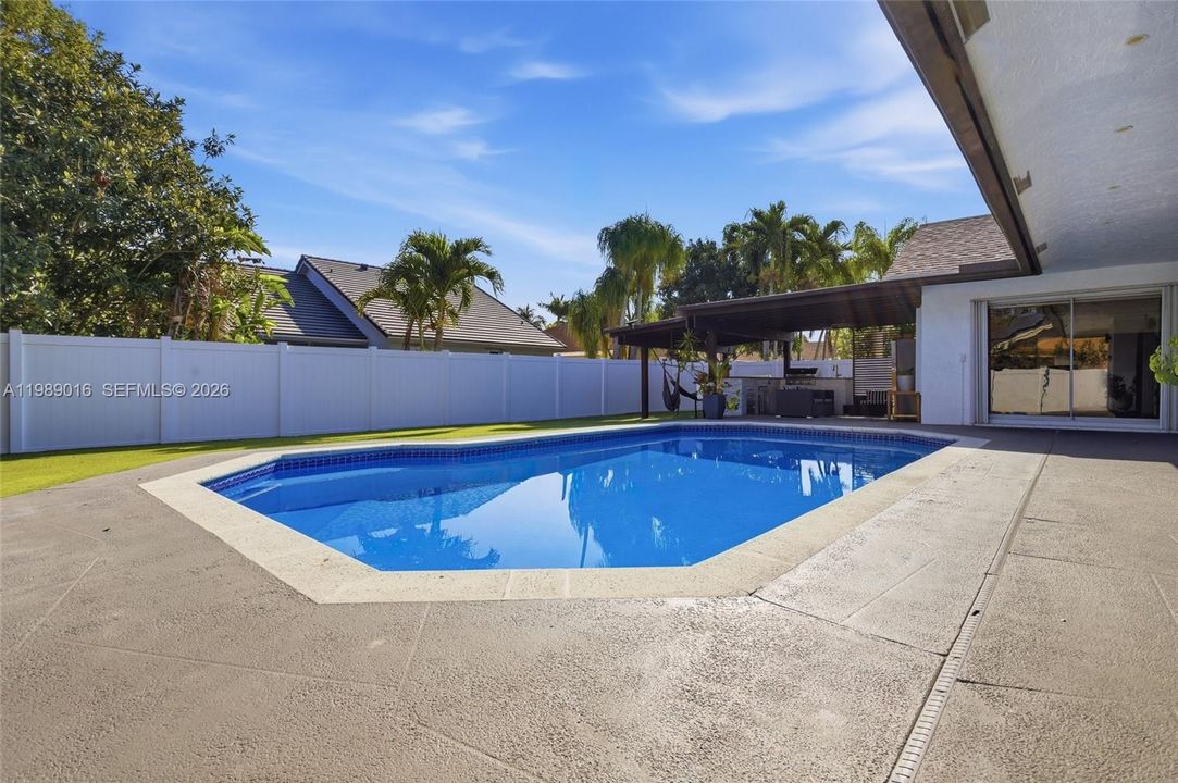 Activo con contrato: $865,000 (3 camas, 2 baños, 1807 Pies cuadrados)