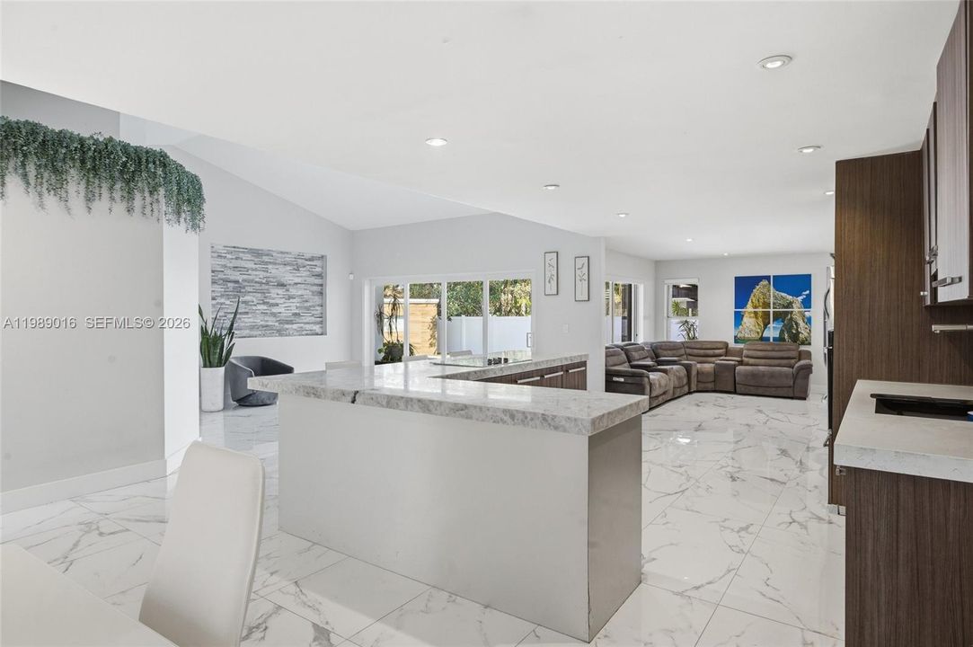 Activo con contrato: $865,000 (3 camas, 2 baños, 1807 Pies cuadrados)