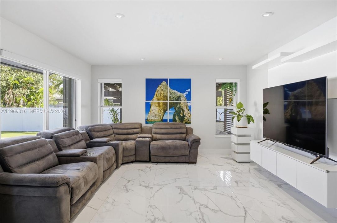 Activo con contrato: $865,000 (3 camas, 2 baños, 1807 Pies cuadrados)