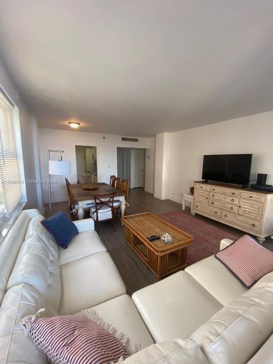 For Sale: $775,000 (1 beds, 1 baths, 850 Square Feet)
