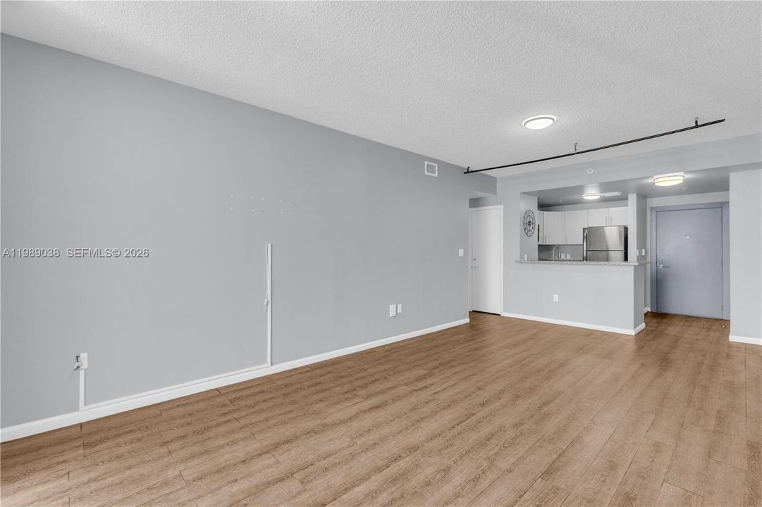 For Sale: $350,000 (1 beds, 1 baths, 640 Square Feet)