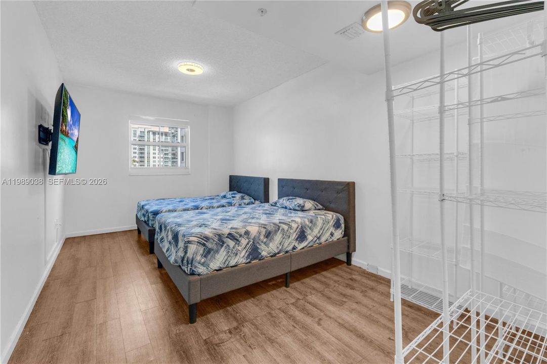 For Sale: $350,000 (1 beds, 1 baths, 640 Square Feet)
