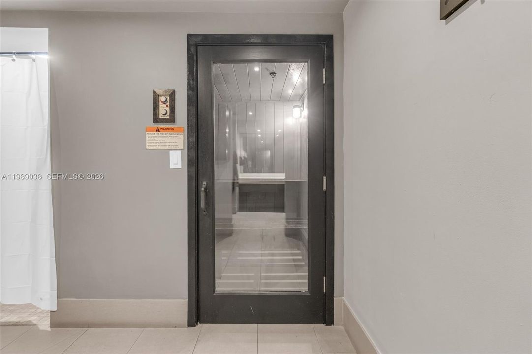 For Sale: $350,000 (1 beds, 1 baths, 640 Square Feet)