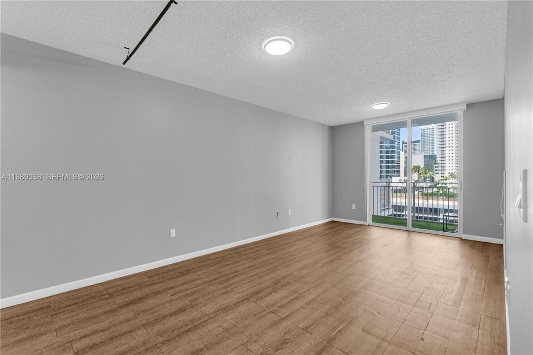 For Sale: $350,000 (1 beds, 1 baths, 640 Square Feet)
