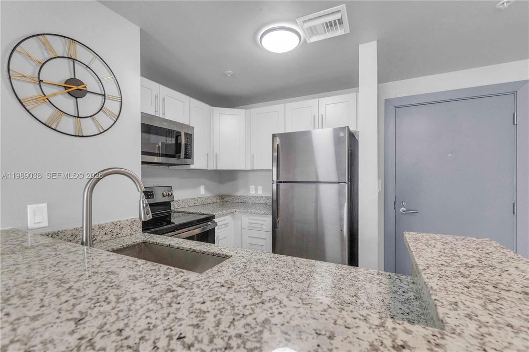 For Sale: $350,000 (1 beds, 1 baths, 640 Square Feet)