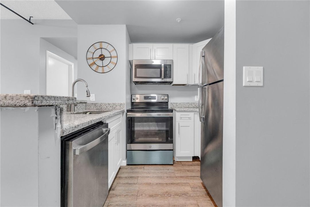 For Sale: $350,000 (1 beds, 1 baths, 640 Square Feet)