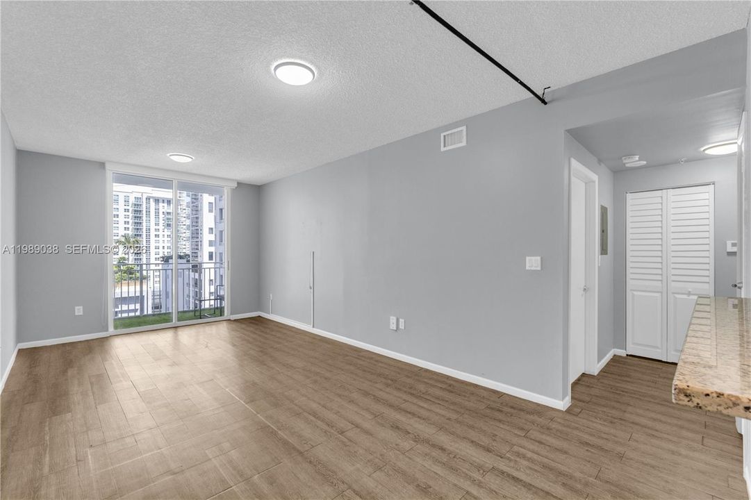 For Sale: $350,000 (1 beds, 1 baths, 640 Square Feet)