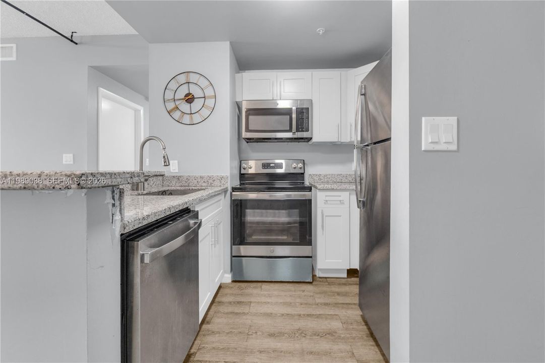 For Sale: $350,000 (1 beds, 1 baths, 640 Square Feet)