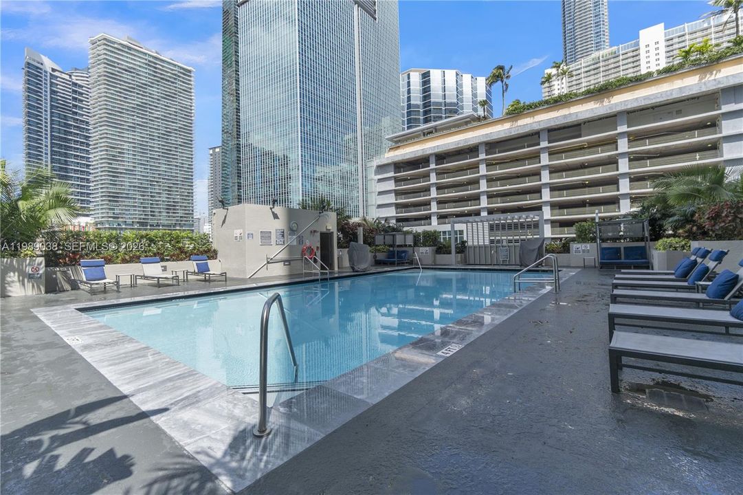 For Sale: $350,000 (1 beds, 1 baths, 640 Square Feet)