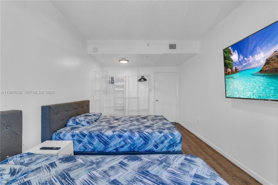 For Sale: $350,000 (1 beds, 1 baths, 640 Square Feet)