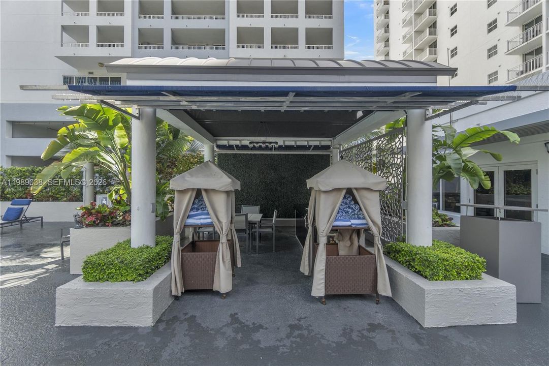 For Sale: $350,000 (1 beds, 1 baths, 640 Square Feet)