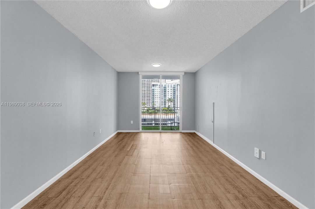 For Sale: $350,000 (1 beds, 1 baths, 640 Square Feet)
