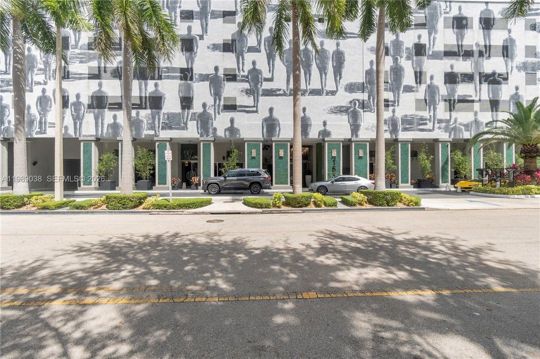 For Sale: $350,000 (1 beds, 1 baths, 640 Square Feet)