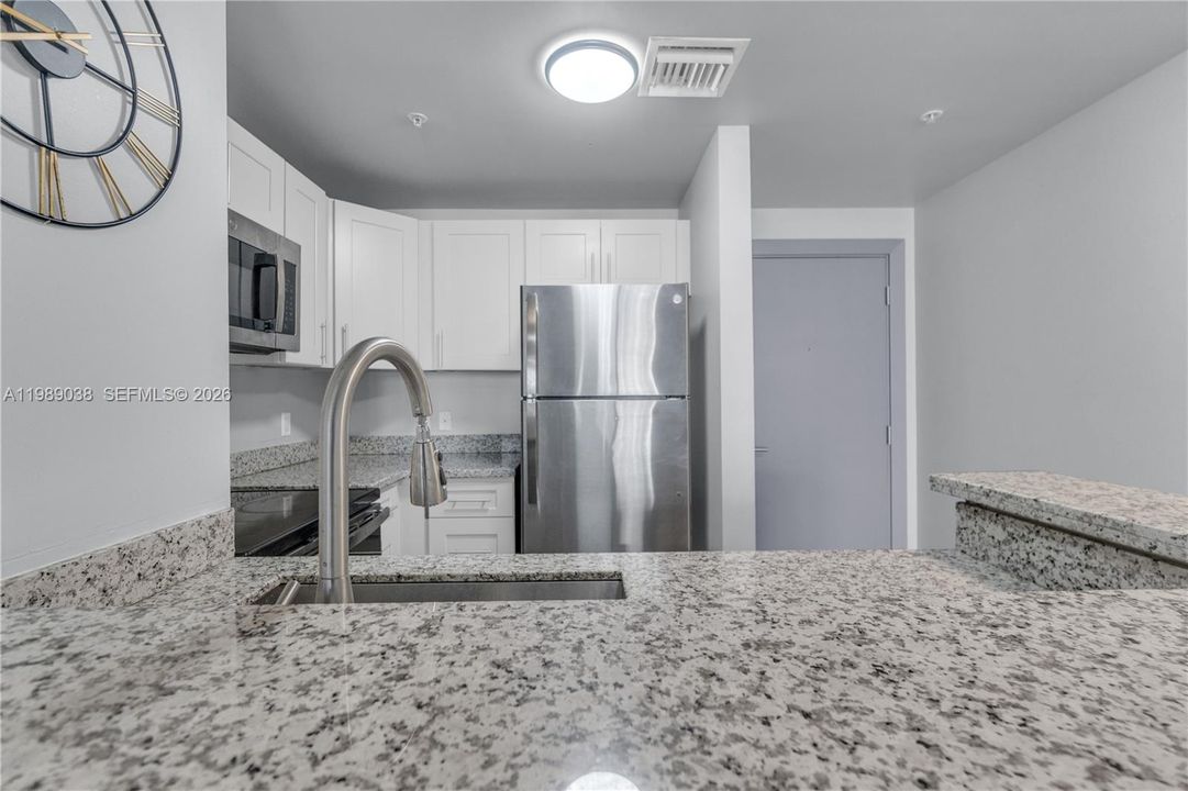 For Sale: $350,000 (1 beds, 1 baths, 640 Square Feet)