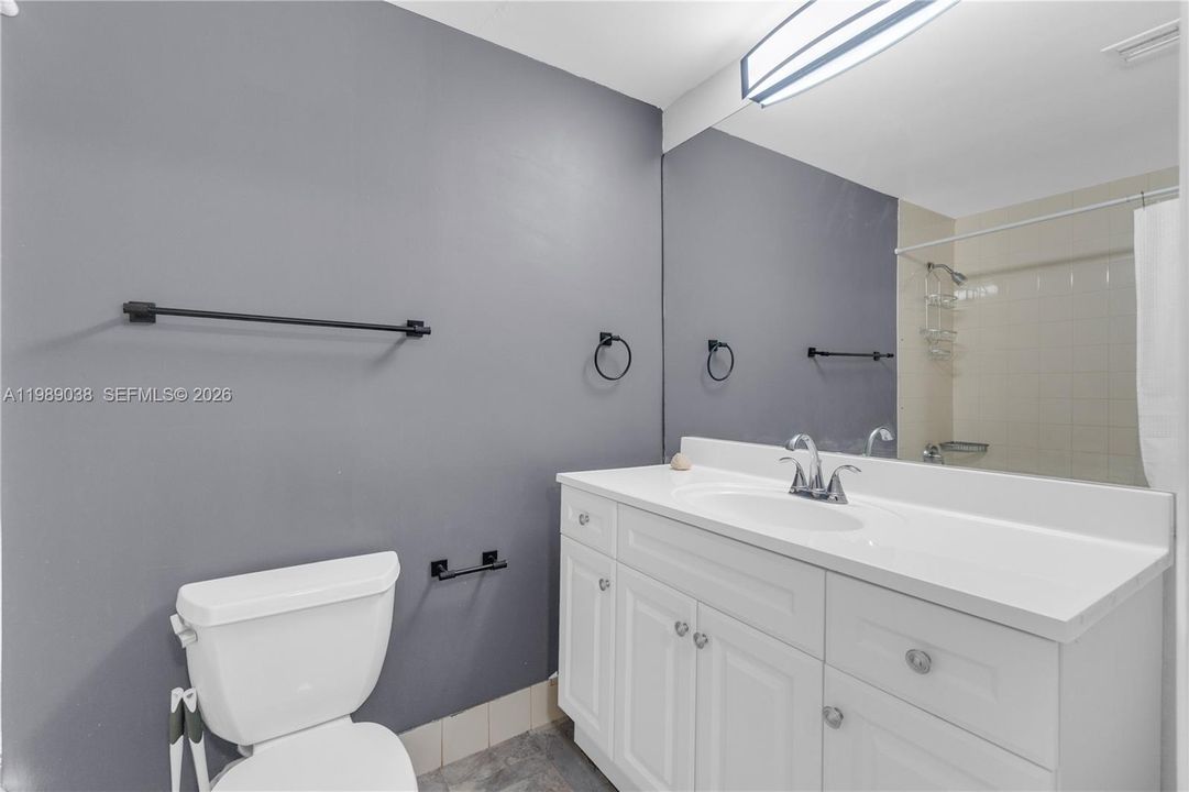 For Sale: $350,000 (1 beds, 1 baths, 640 Square Feet)