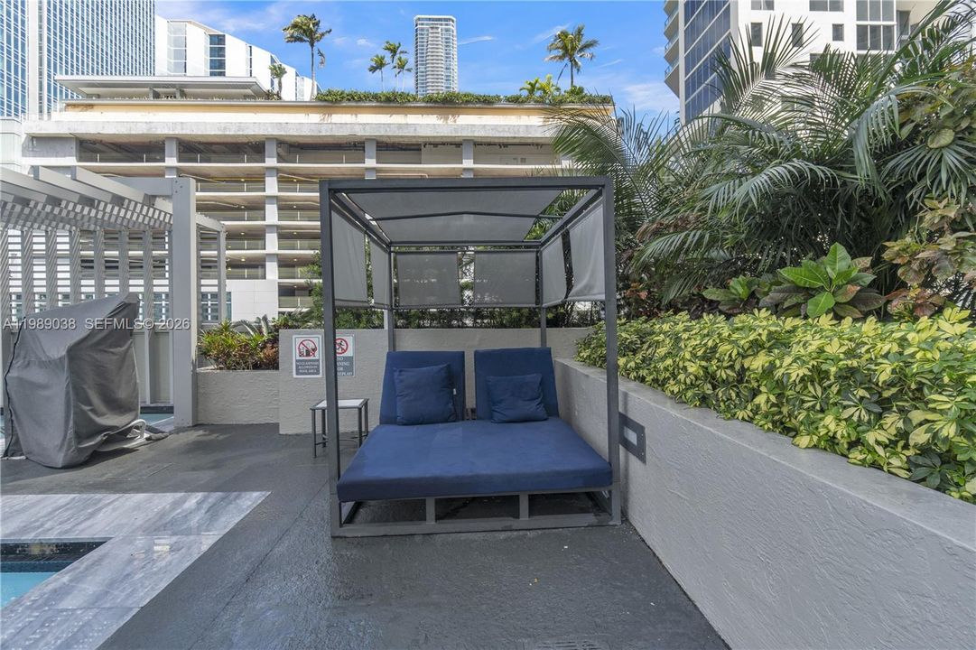 For Sale: $350,000 (1 beds, 1 baths, 640 Square Feet)