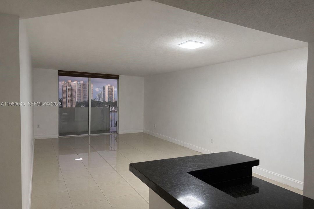 For Sale: $178,999 (1 beds, 1 baths, 766 Square Feet)