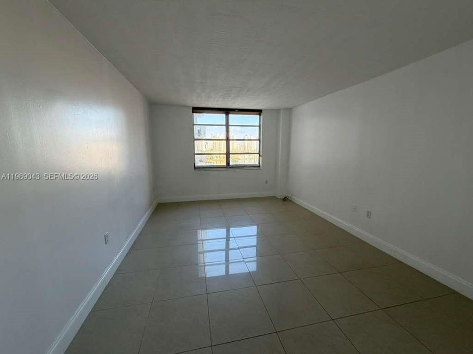 For Sale: $178,999 (1 beds, 1 baths, 766 Square Feet)