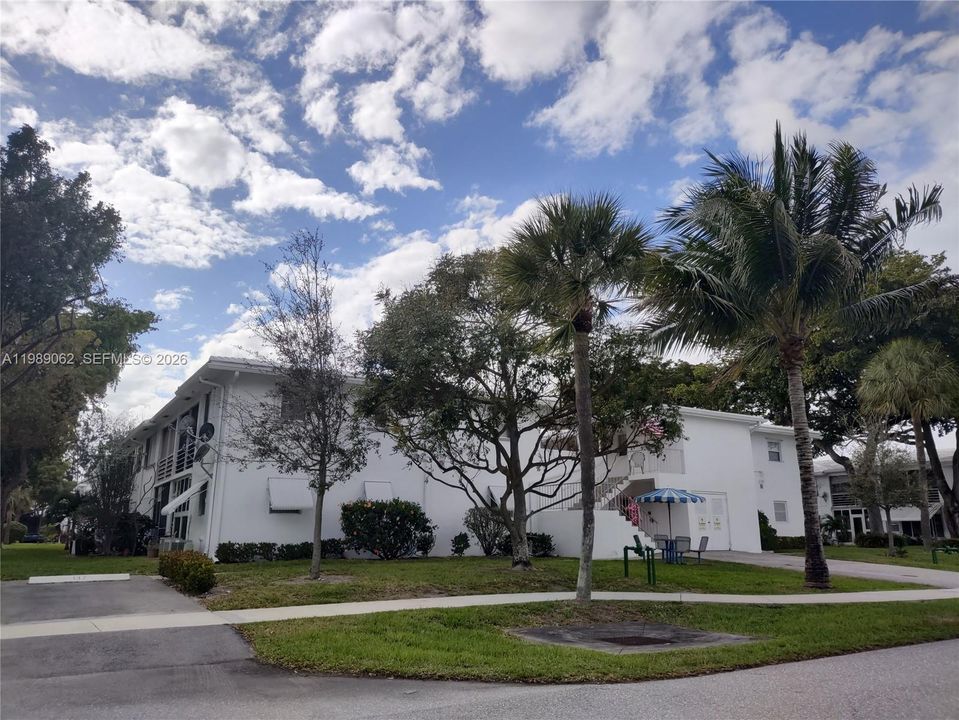 For Sale: $129,900 (2 beds, 2 baths, 850 Square Feet)