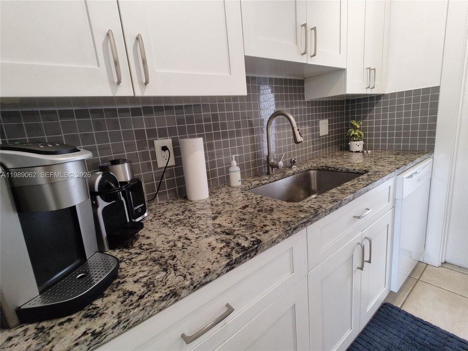 For Sale: $129,900 (2 beds, 2 baths, 850 Square Feet)