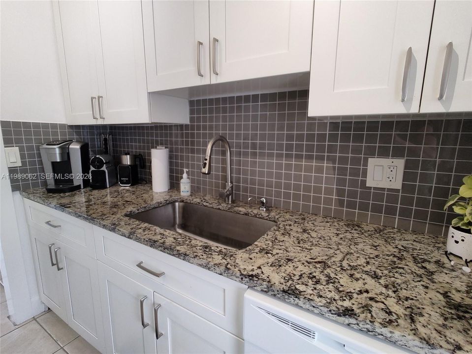 For Sale: $129,900 (2 beds, 2 baths, 850 Square Feet)