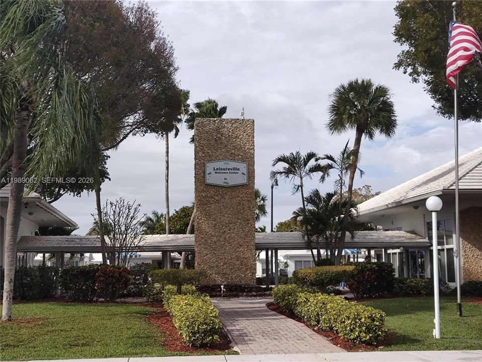 For Sale: $129,900 (2 beds, 2 baths, 850 Square Feet)