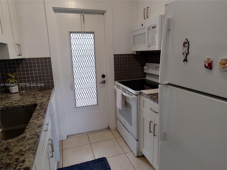 For Sale: $129,900 (2 beds, 2 baths, 850 Square Feet)