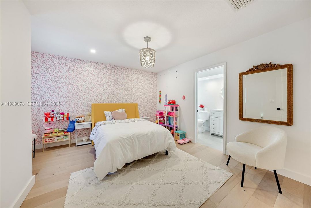 Bright and large children's bedroom with ensuite bathroom and designer touches