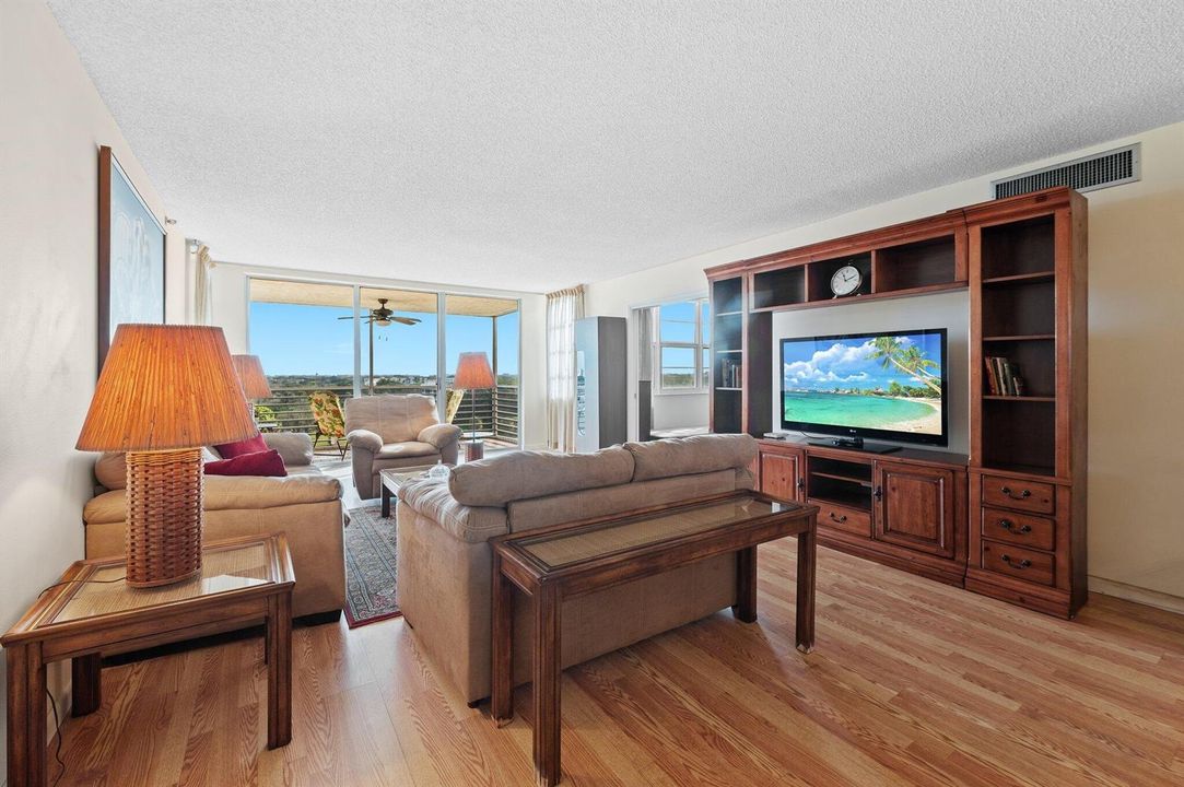 5-web-or-mls-3520-oaks-way-903