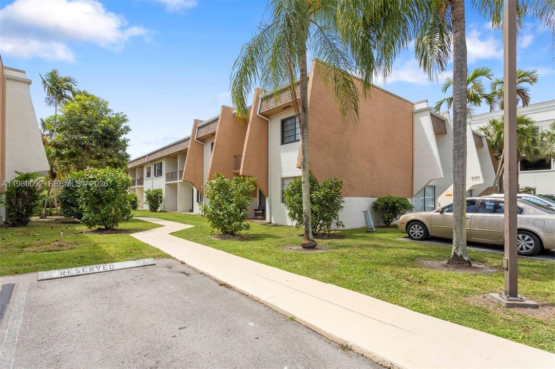 Lots of green areas to enjoy walks and close to everything that you need and enjoy in the great neighborhood of Pinecrest!