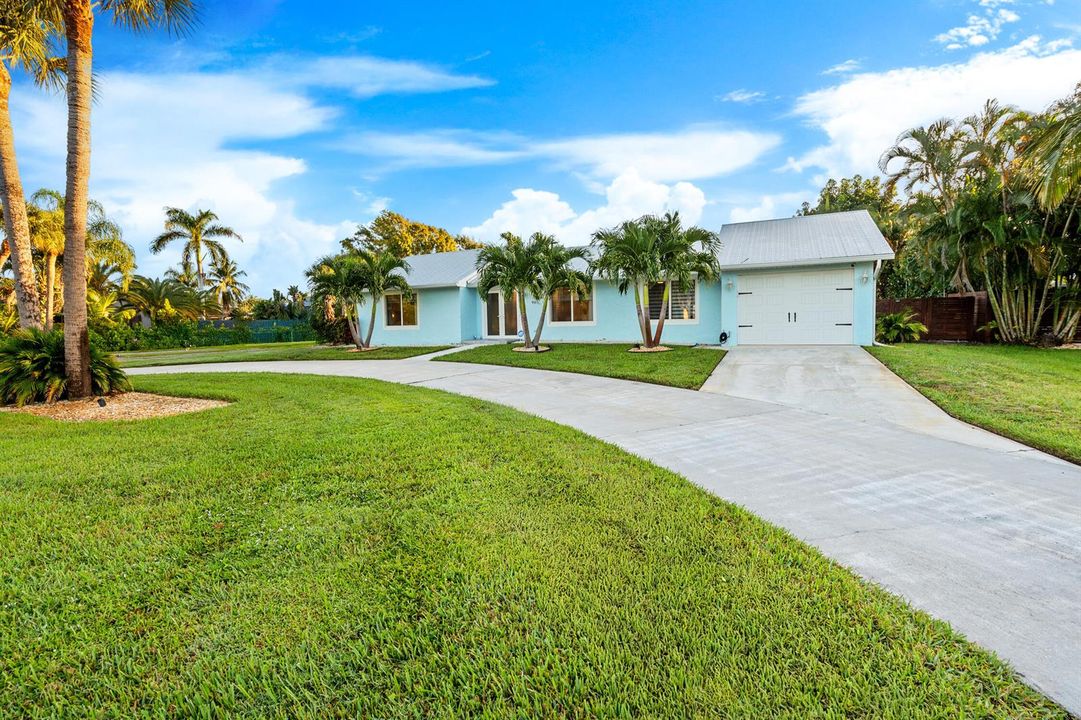 Circle Driveway & Garage