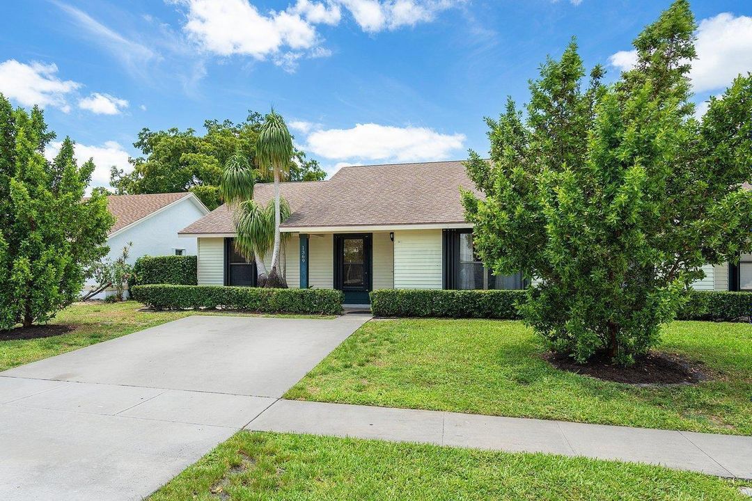 1369 Riverside Circle