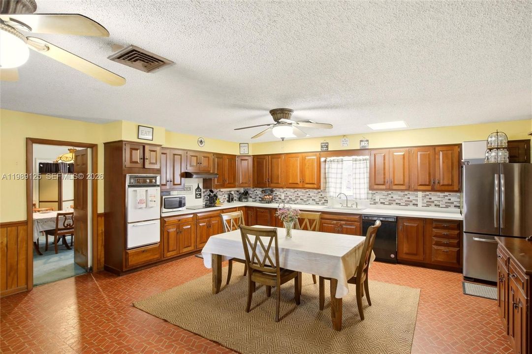 For Sale: $460,000 (3 beds, 2 baths, 3266 Square Feet)