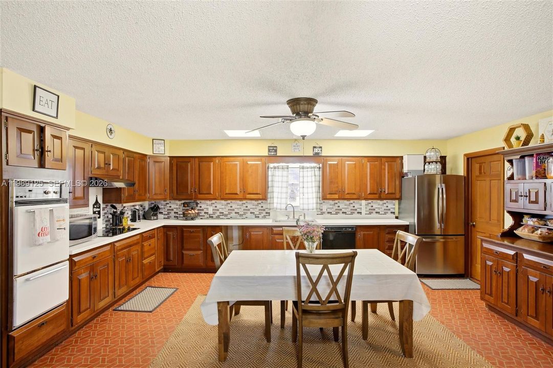 For Sale: $460,000 (3 beds, 2 baths, 3266 Square Feet)