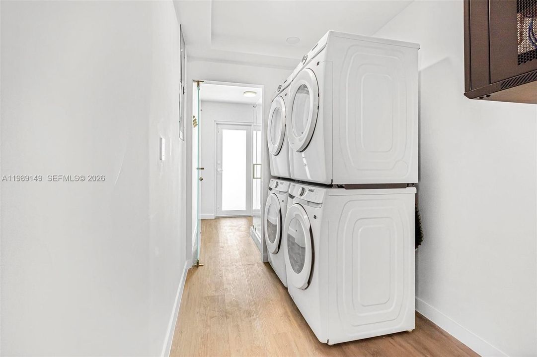 На продажу: $1,635,000 (6 спален, 4 ванн, 3402 Квадратных фут)