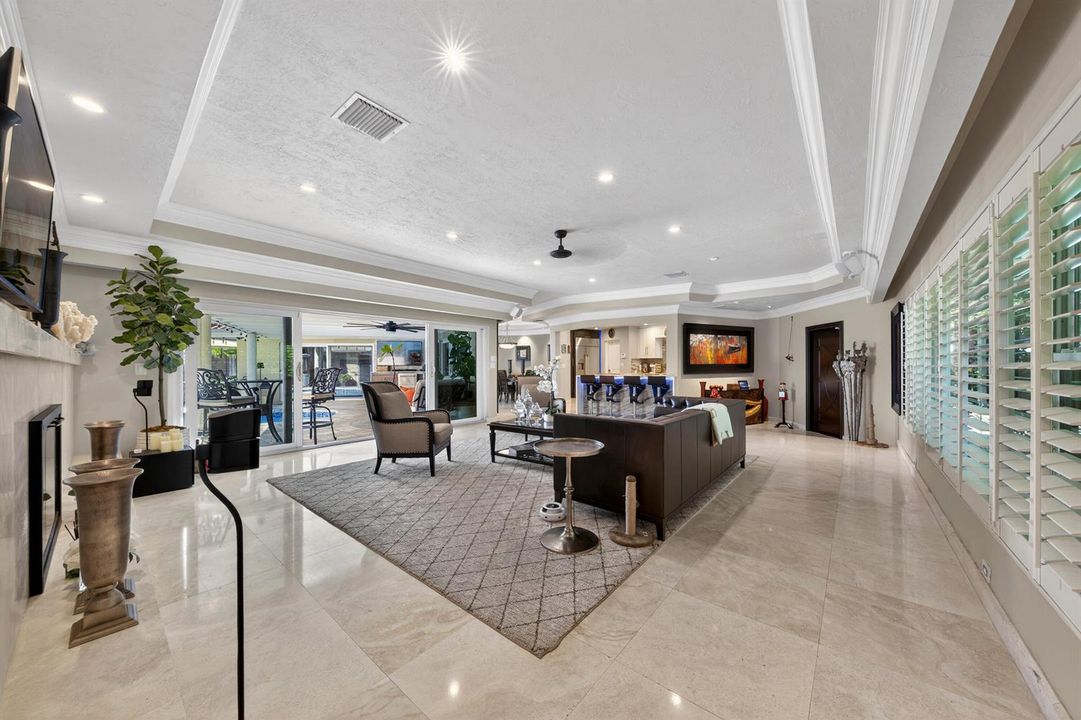 2460 Bayview Dr Fort-print-009-007-Livin