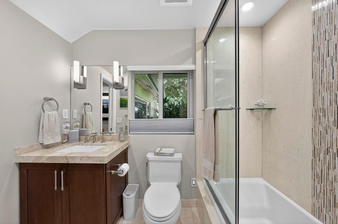 2460 Bayview Dr Fort-print-033-012-Bathr