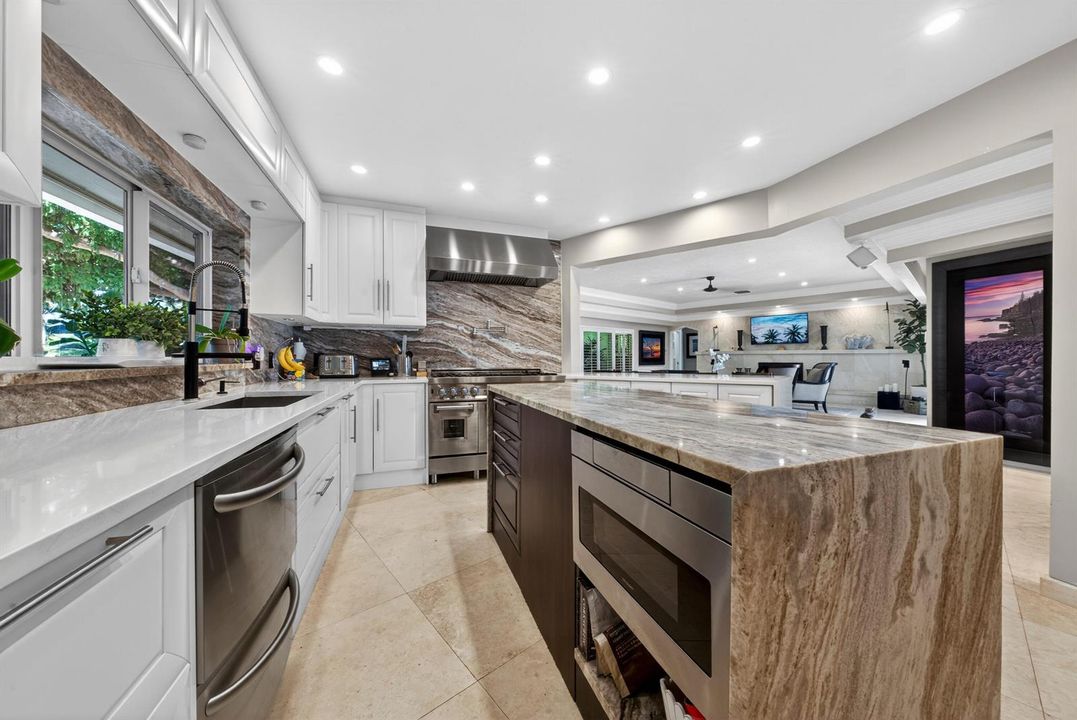 2460 Bayview Dr Fort-print-015-036-Kitch